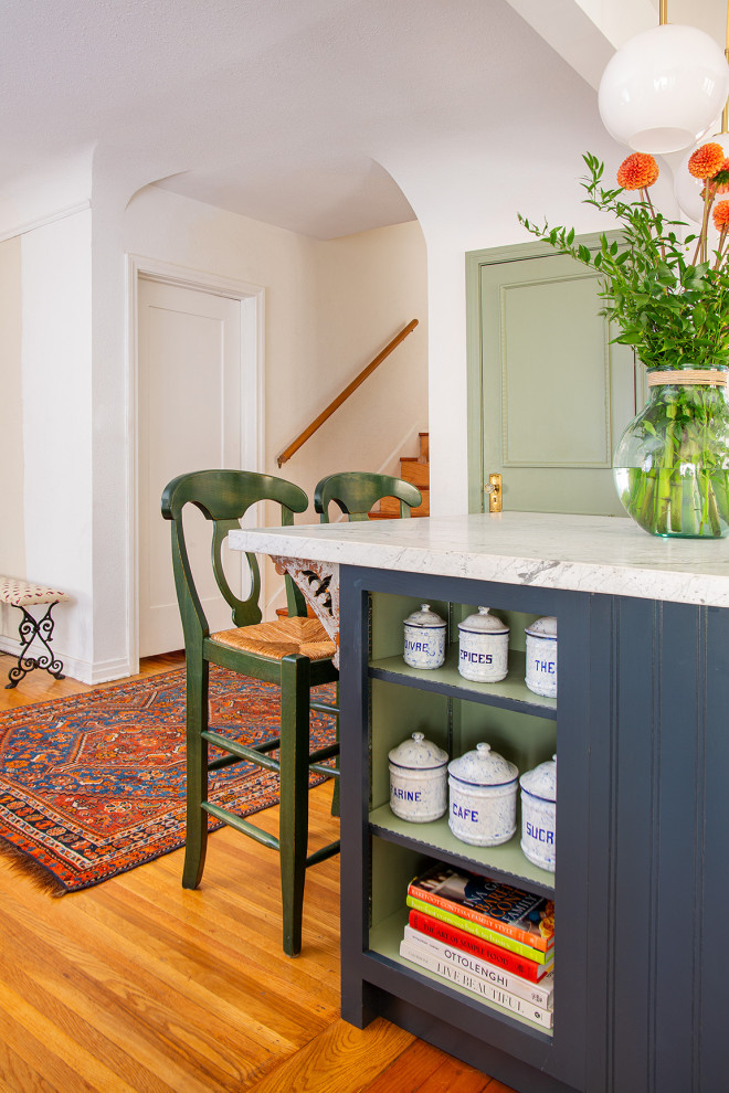 Foto di una cucina boho chic chiusa e di medie dimensioni con ante in stile shaker, ante blu, top in marmo, pavimento in legno massello medio e top bianco
