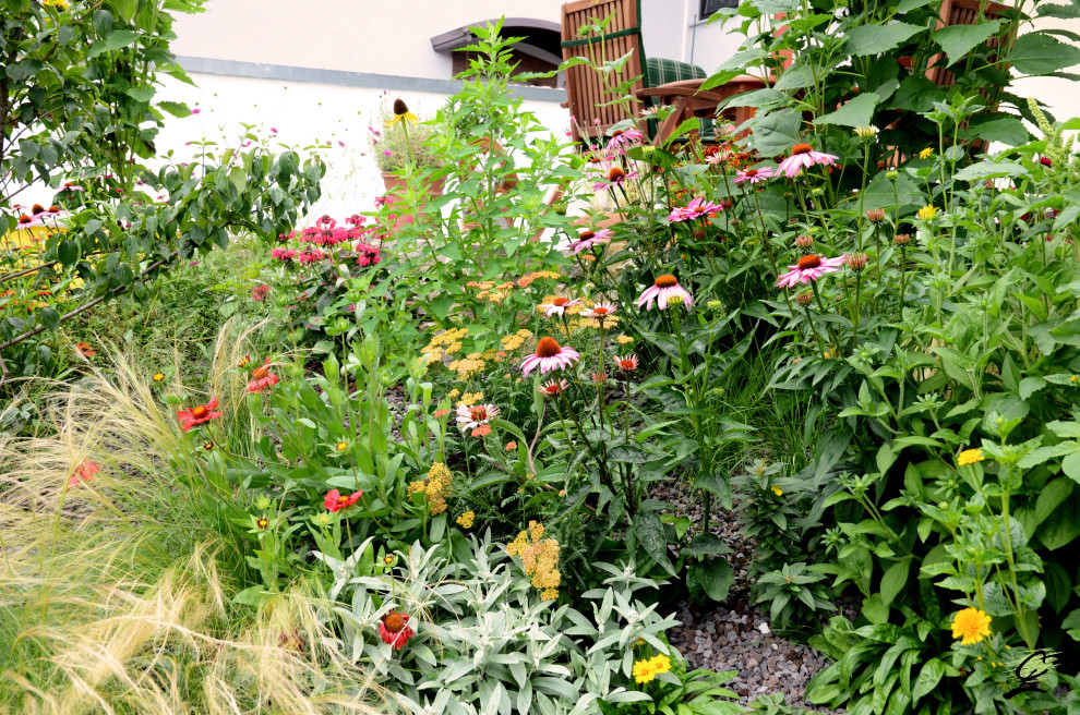 Mittelgroßer, Halbschattiger Klassischer Garten im Sommer, neben dem Haus mit Natursteinplatten in Frankfurt am Main