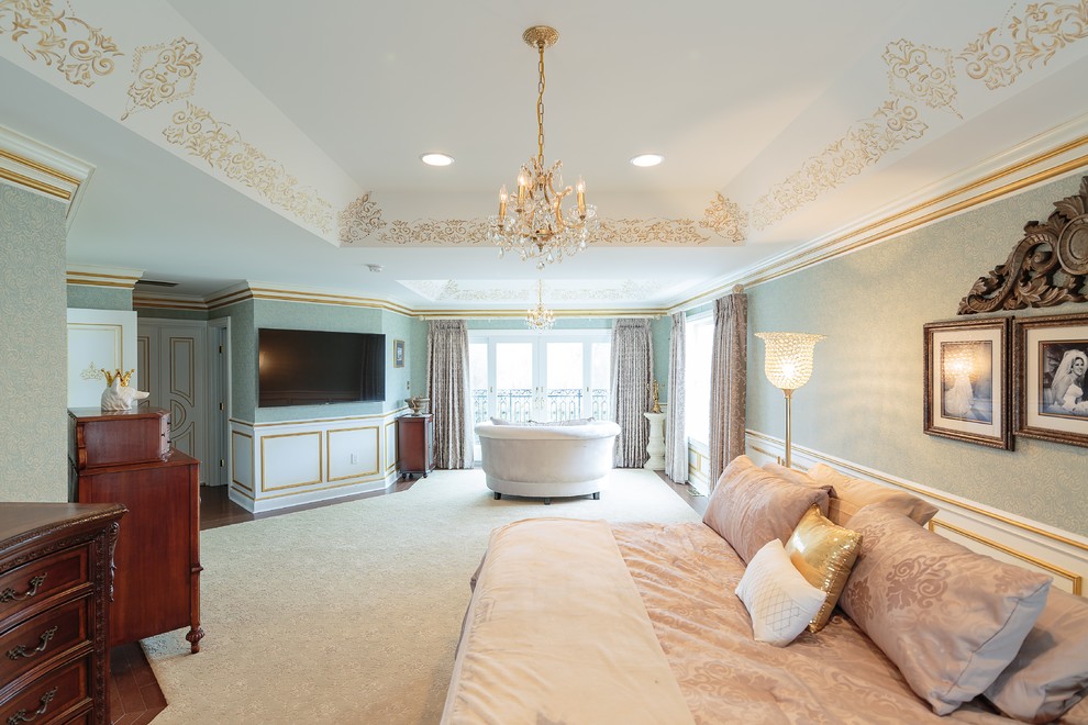 Inspiration for a large traditional master bedroom in Philadelphia with blue walls and carpet.