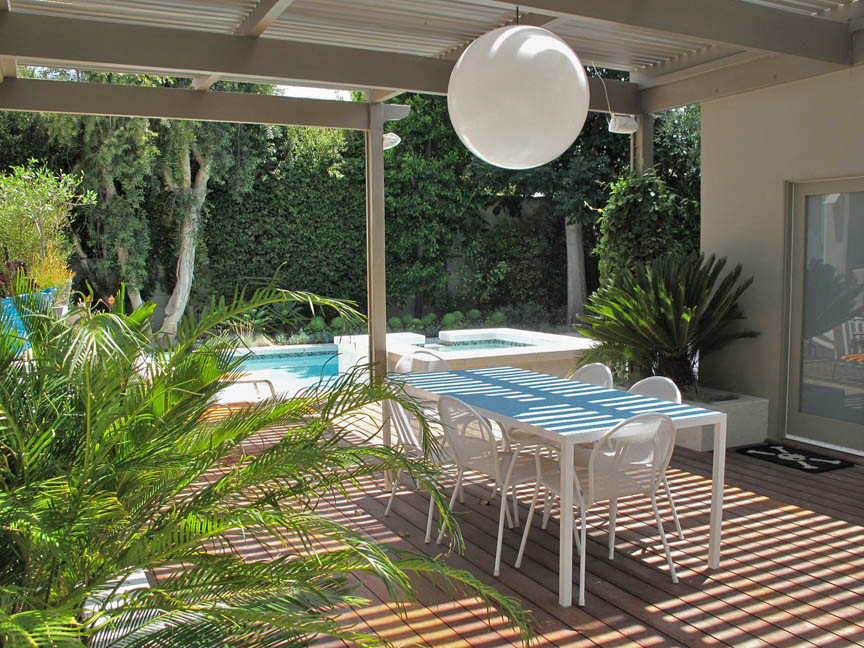 Design ideas for a midcentury patio in Los Angeles.