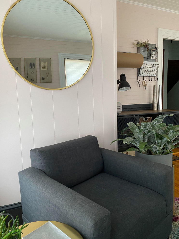 Kleines Industrial Arbeitszimmer mit Studio, braunem Holzboden, freistehendem Schreibtisch, Holzdecke, Holzwänden und weißer Wandfarbe in Portland Maine