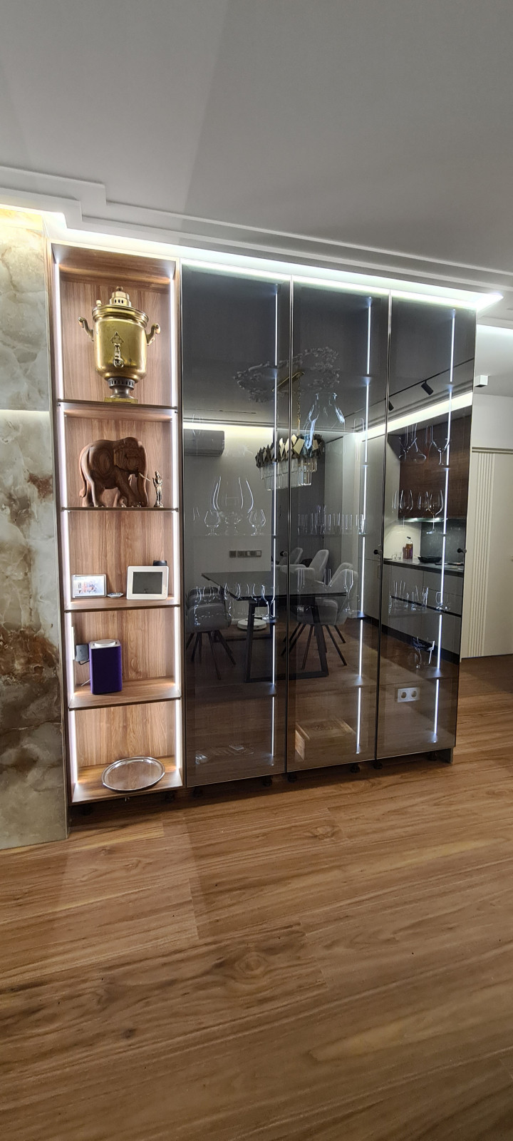 Витрина в кухне гостинной