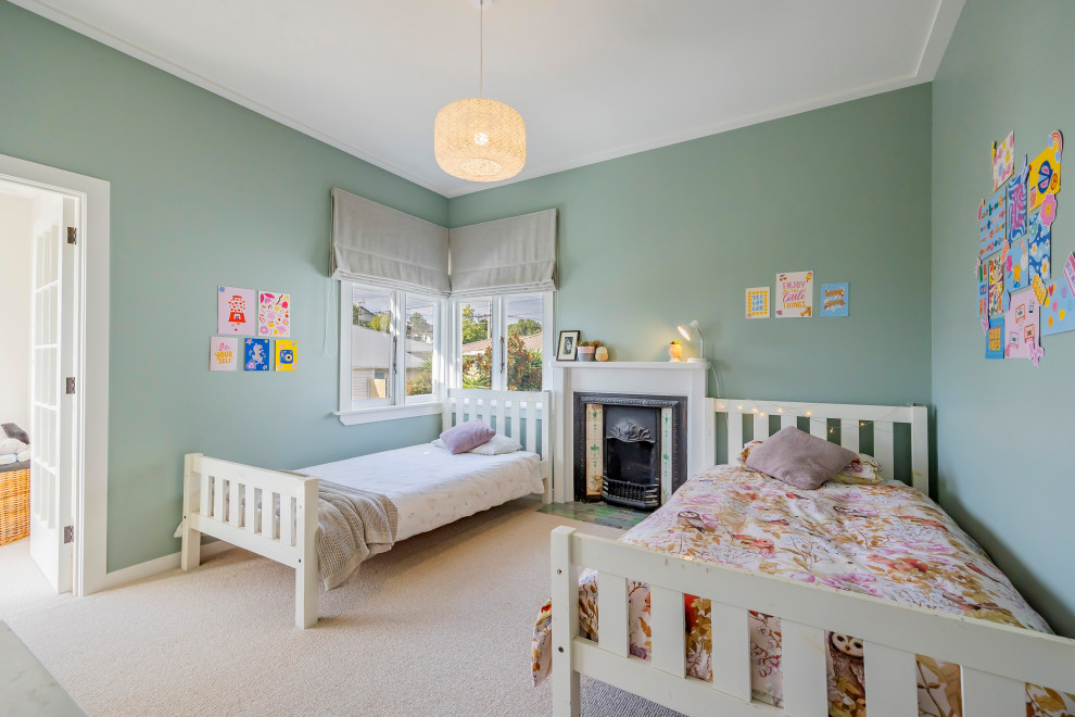 Mittelgroßes Klassisches Mädchenzimmer mit Schlafplatz, grüner Wandfarbe, Teppichboden und beigem Boden in Auckland