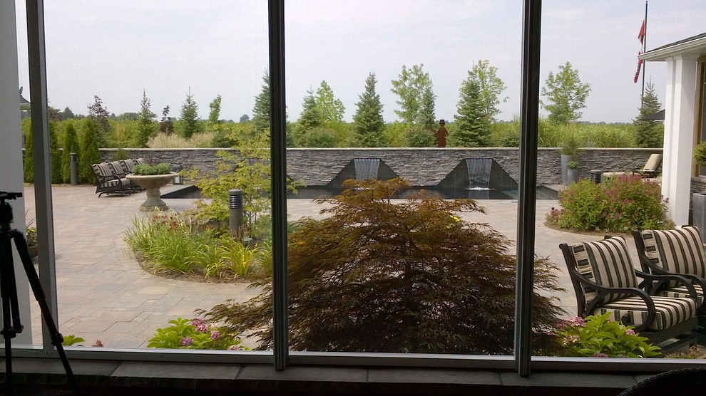 Example of a large transitional home design design in Toronto
