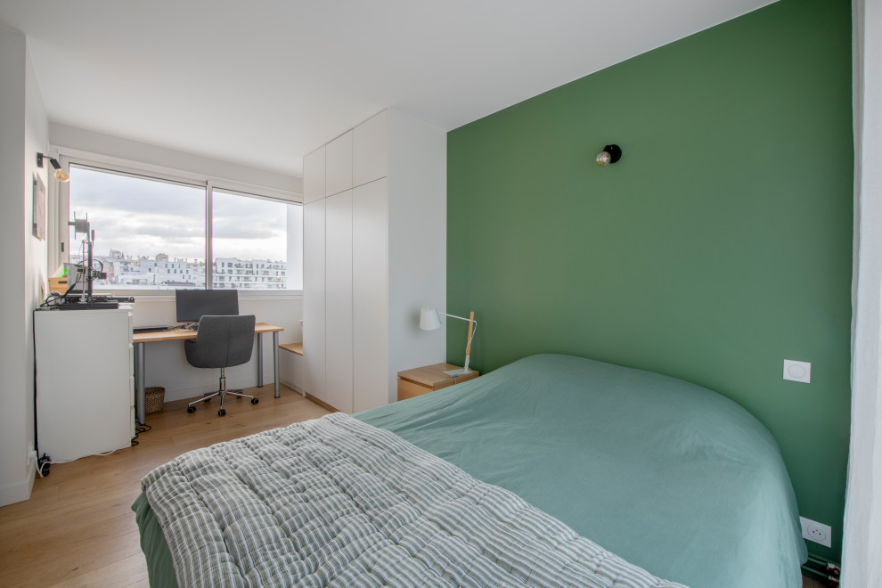 Modelo de dormitorio principal moderno de tamaño medio sin chimenea con paredes multicolor, suelo de madera en tonos medios y suelo beige