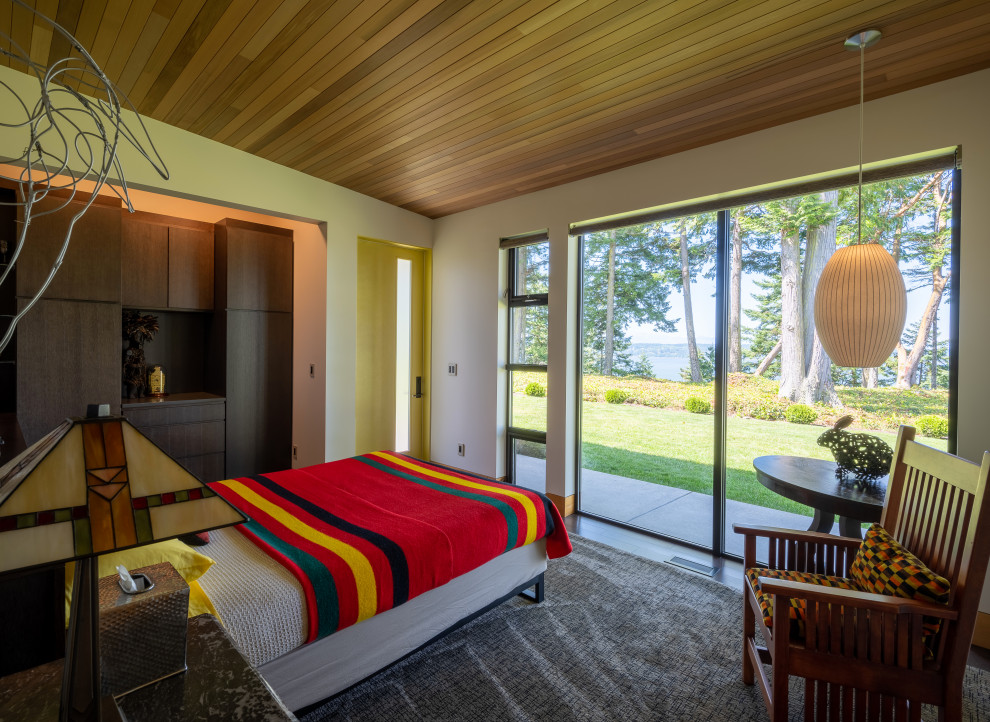 Mittelgroßes Modernes Gästezimmer mit weißer Wandfarbe, Teppichboden, grauem Boden, Holzdecke und Holzdielenwänden in Seattle