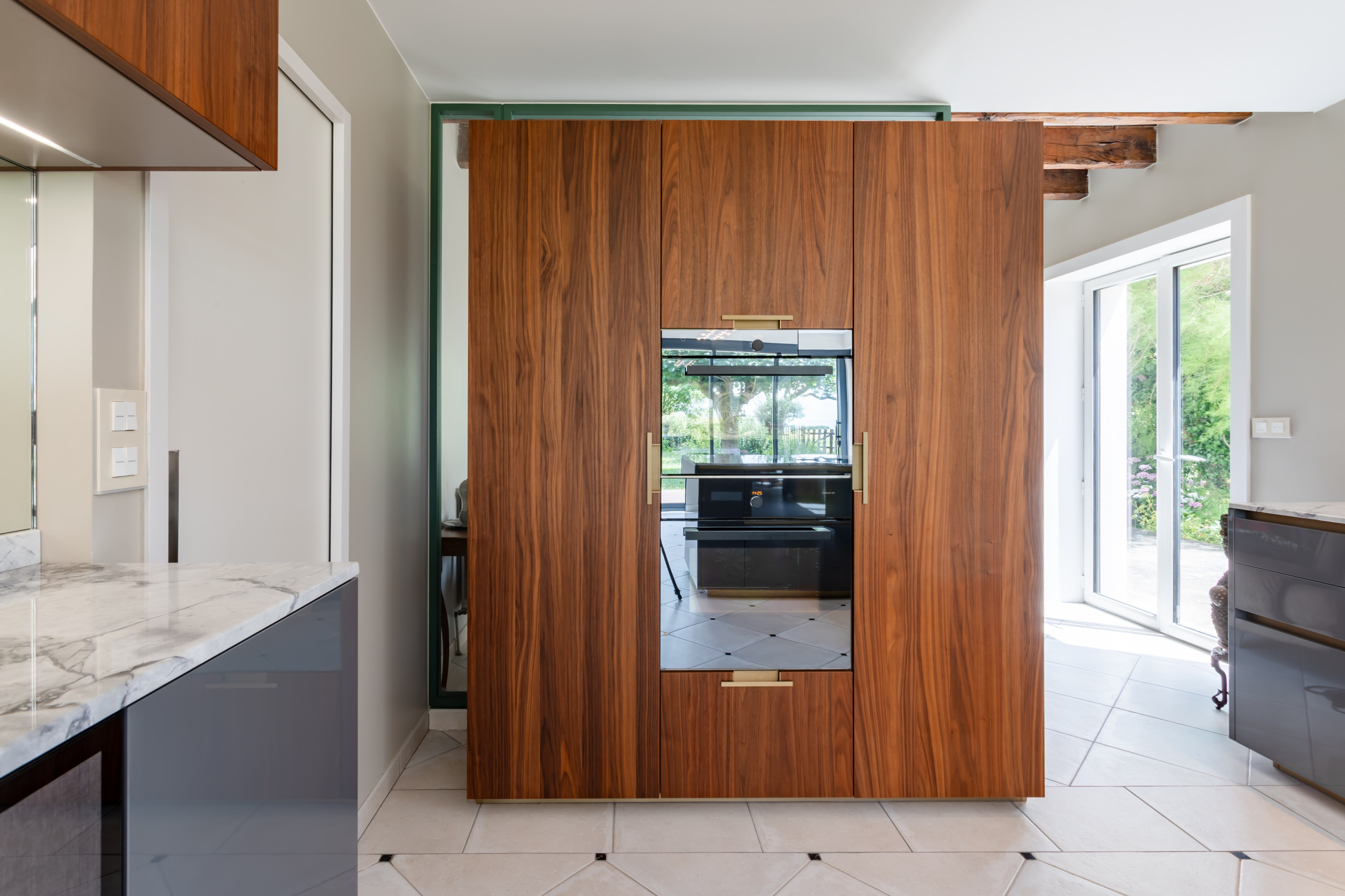 Rénovation d'une cuisine ouverte et chambre multifonction avec bureau intégré
