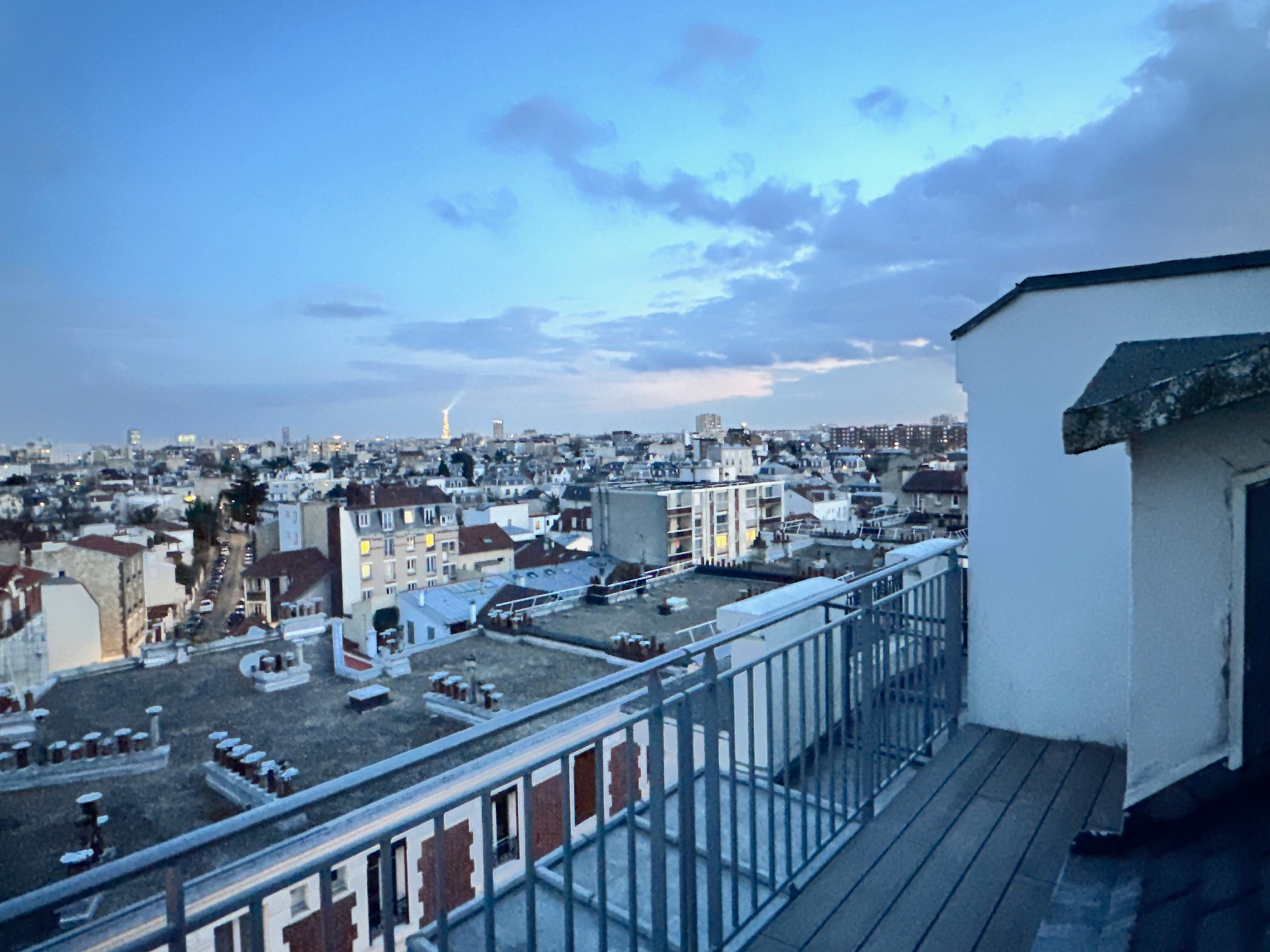 Un terrasse sur les toits de Paris