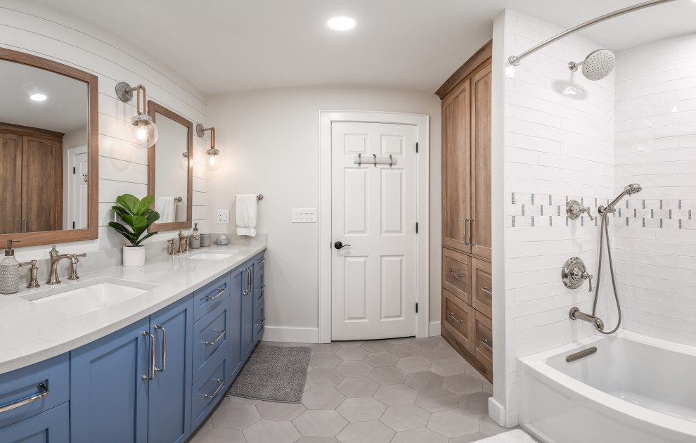 Пример оригинального дизайна: главная ванная комната среднего размера в стиле неоклассика (современная классика) с фасадами с утопленной филенкой, синими фасадами, двойным душем, белой плиткой, керамической плиткой, полом из керамической плитки, врезной раковиной, столешницей из искусственного кварца, шторкой для ванной, белой столешницей, тумбой под две раковины, встроенной тумбой и стенами из вагонки