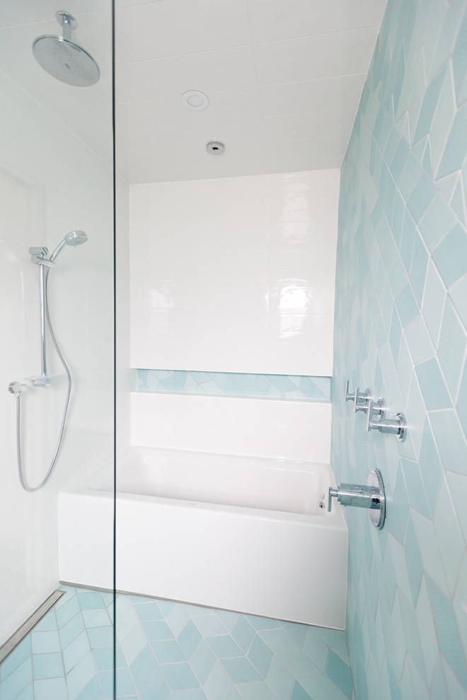 Diseño de cuarto de baño principal, único y flotante minimalista de tamaño medio con armarios con paneles lisos, puertas de armario blancas, bañera empotrada, ducha empotrada, baldosas y/o azulejos azules, paredes azules, suelo azul, ducha abierta y encimeras blancas