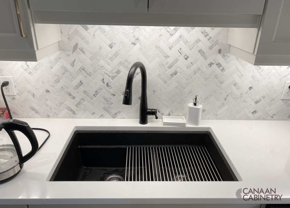 Inspiration for a transitional home design remodel in Toronto