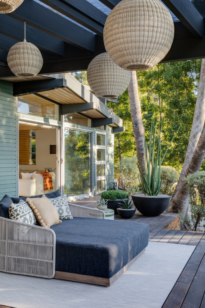 This is an example of a midcentury deck in Orange County.