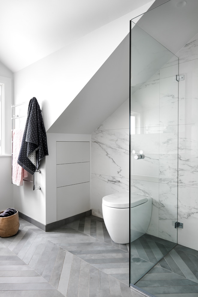 Design ideas for a mid-sized contemporary master bathroom in Sydney with white cabinets, a one-piece toilet, gray tile, porcelain tile, white walls, porcelain floors, flat-panel cabinets and an open shower.