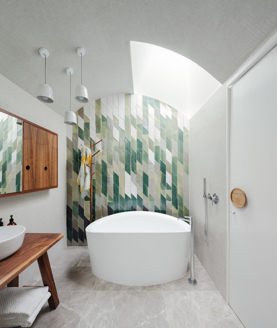 Les formes géométriques réveillent les murs de la salle de bains
