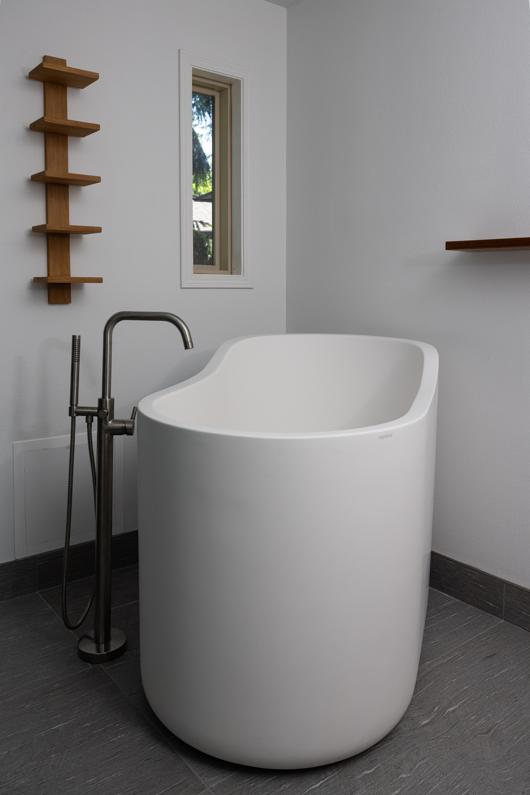 Example of a minimalist bathroom design in Seattle