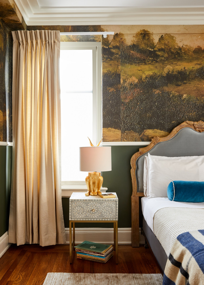 Imagen de habitación de invitados contemporánea de tamaño medio con paredes verdes, suelo de madera en tonos medios, suelo marrón, bandeja y papel pintado