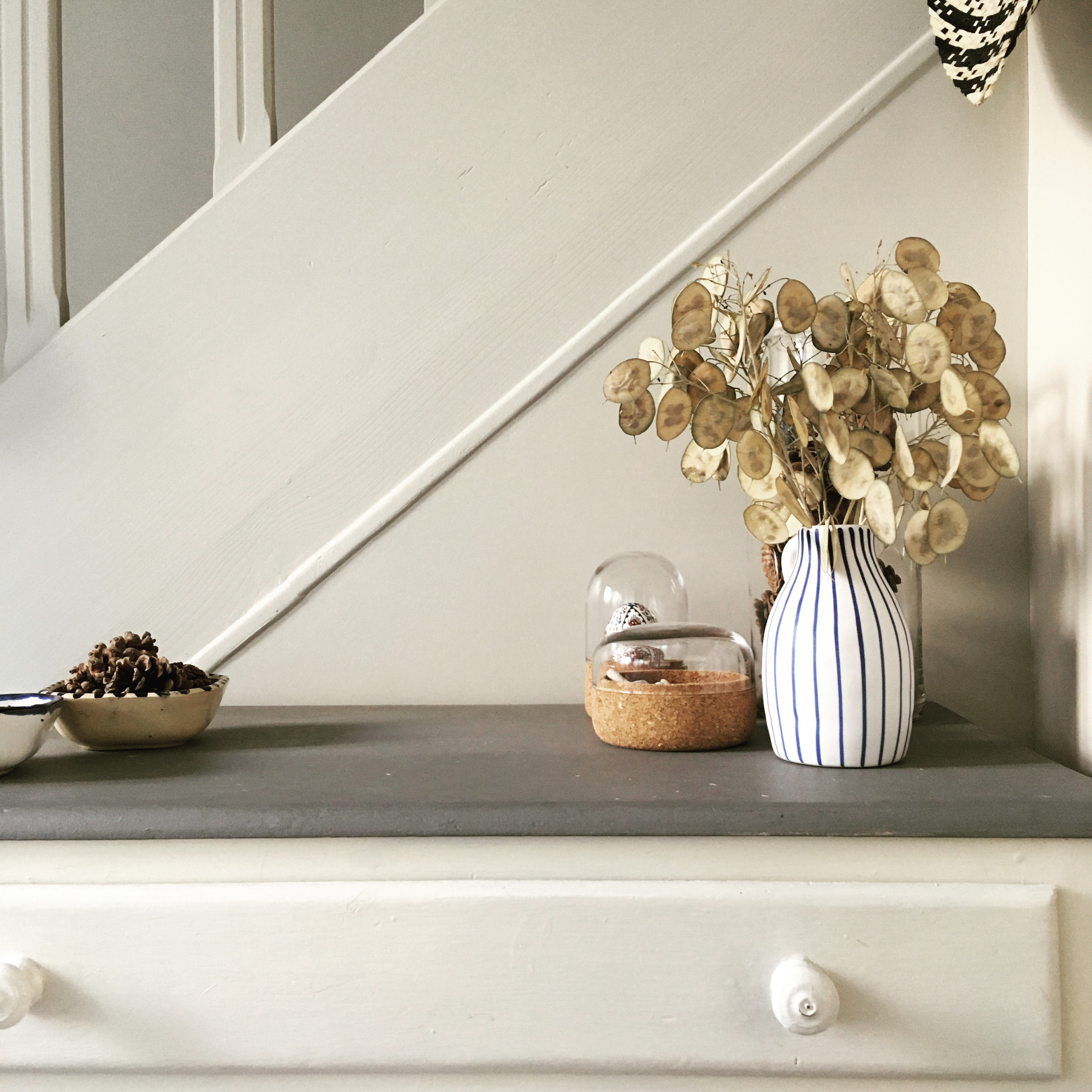 ミッドセンチュリースタイルのおしゃれな玄関 (マルチカラーの床) の