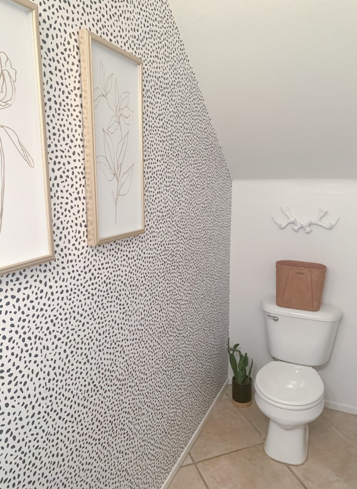 Пример оригинального дизайна: маленький туалет в стиле модернизм с унитазом-моноблоком, белыми стенами, полом из керамической плитки и бежевым полом для на участке и в саду