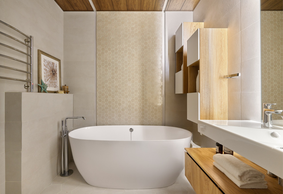 Свежая идея для дизайна: главная ванная комната в современном стиле с плоскими фасадами, светлыми деревянными фасадами, отдельно стоящей ванной, бежевой плиткой, серой плиткой, серым полом, подвесной тумбой и деревянным потолком - отличное фото интерьера