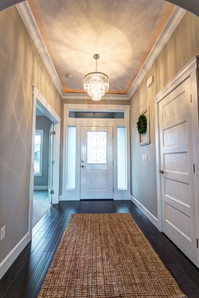 Transitional entryway photo in Seattle