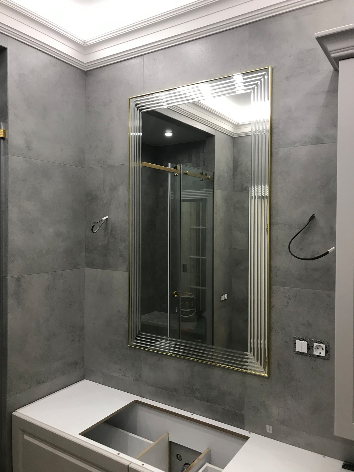 Душевые и зеркала в золотой фурнитуре