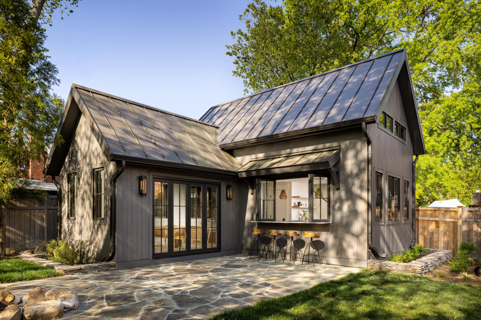 На фото: маленький, деревянный, серый мини дом в стиле неоклассика (современная классика) с металлической крышей и серой крышей для на участке и в саду