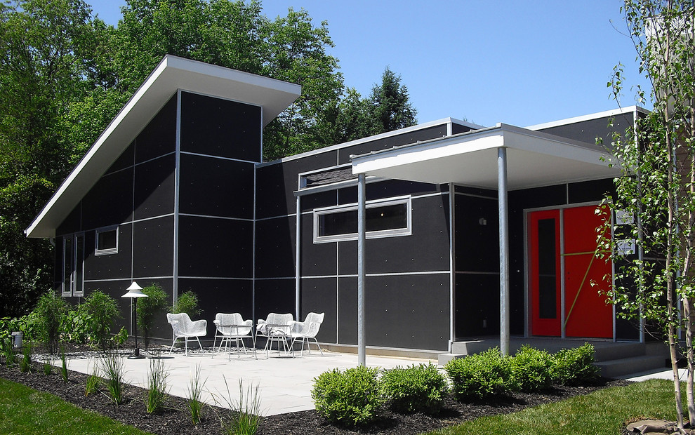 Photo of a midcentury one-storey black exterior in Grand Rapids.