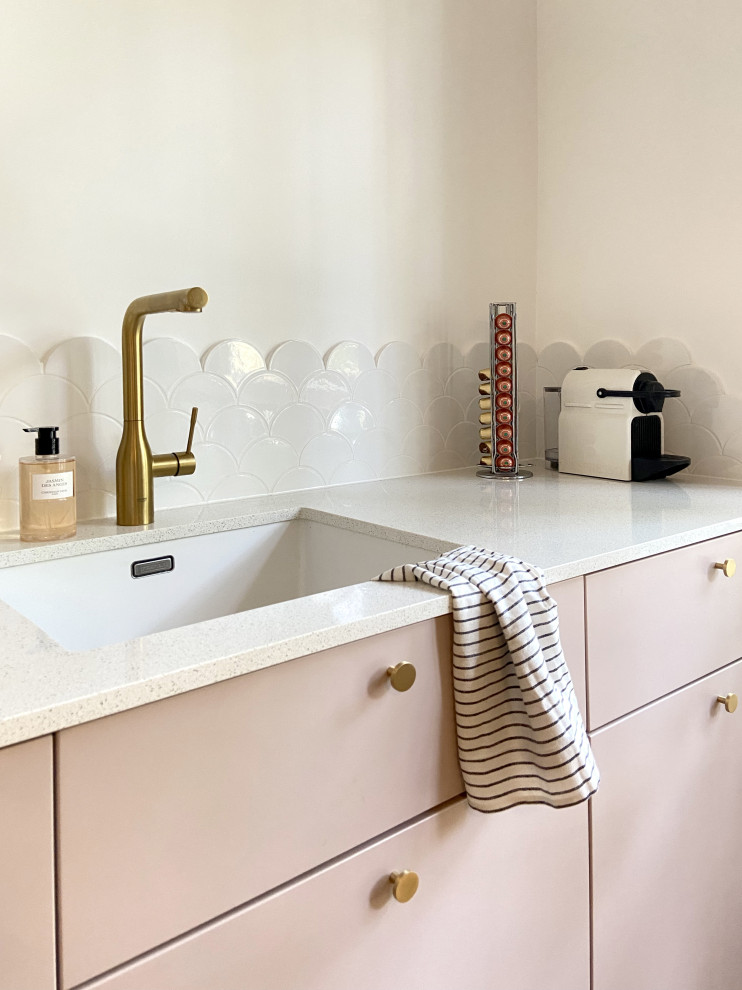 Inspiration for a large modern l-shaped eat-in kitchen in Paris with an undermount sink, pink cabinets, quartzite benchtops, white splashback, ceramic splashback, no island and white benchtop.