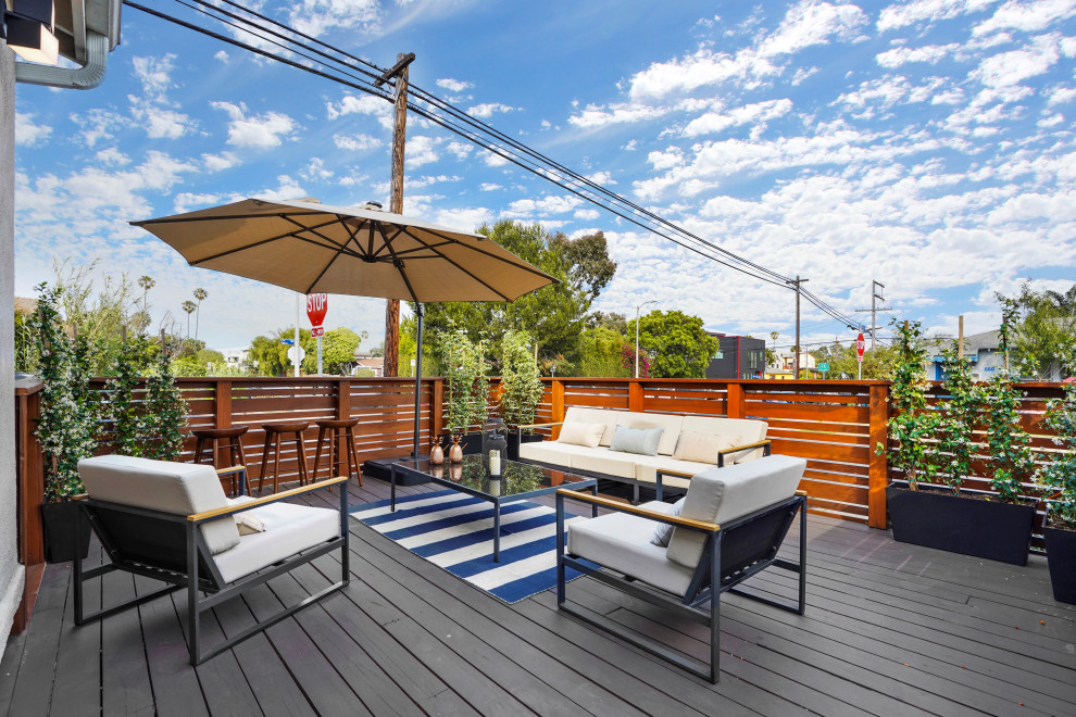 Deck - mid-sized contemporary courtyard ground level privacy and wood railing deck idea in Los Angeles with no cover