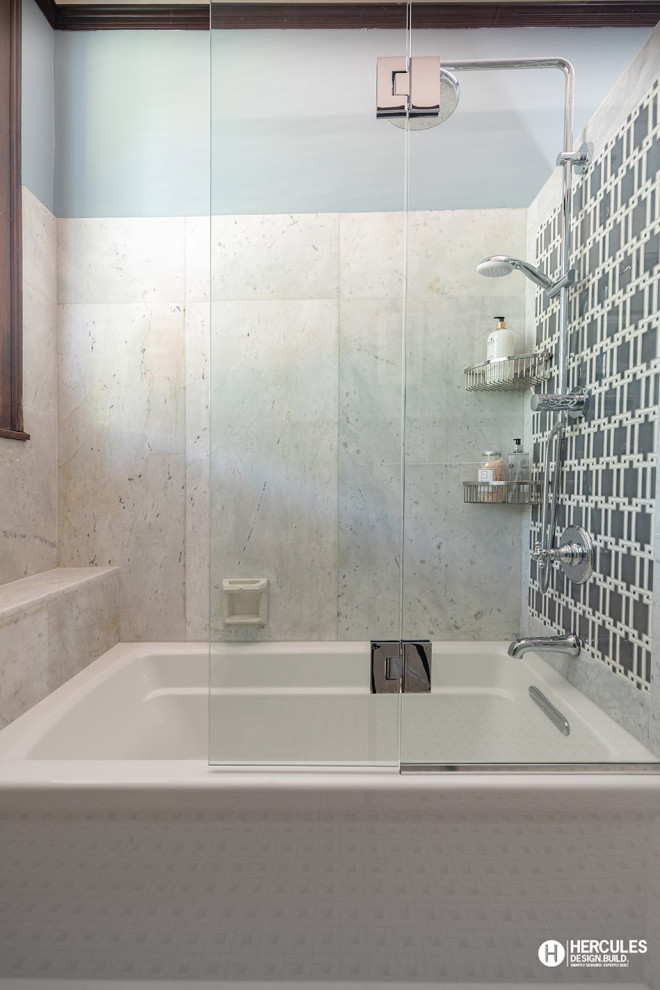 Immagine di una stanza da bagno moderna di medie dimensioni con vasca ad alcova, vasca/doccia, piastrelle grigie, piastrelle in gres porcellanato, pareti grigie, porta doccia a battente e boiserie
