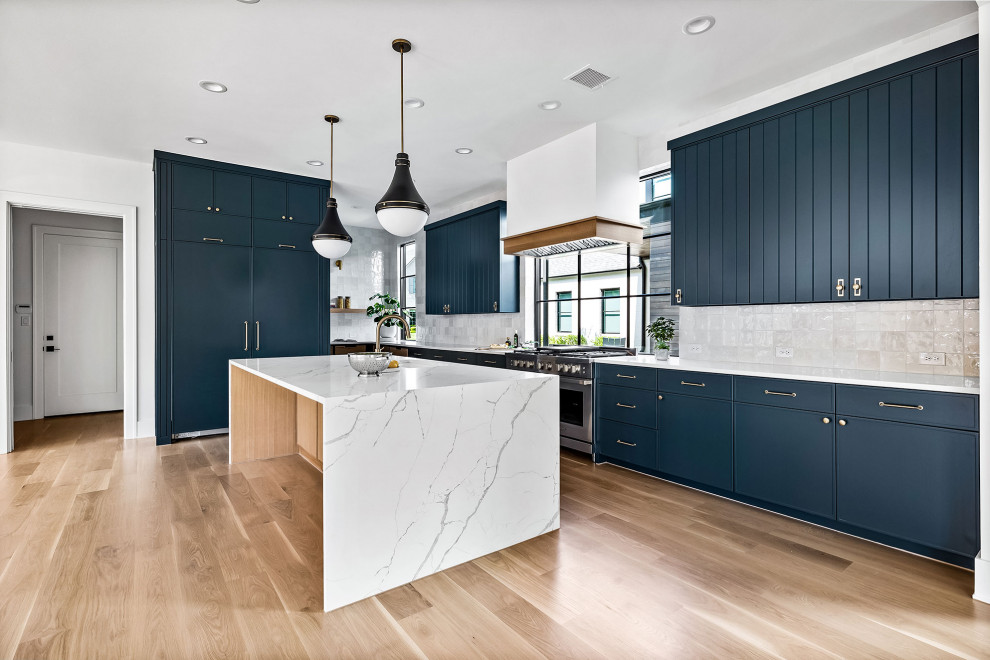 Photo of a classic kitchen in Dallas.