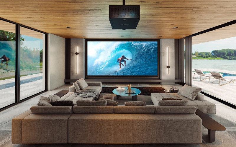 Cette image montre une salle de cinéma minimaliste de taille moyenne avec un écran de projection.