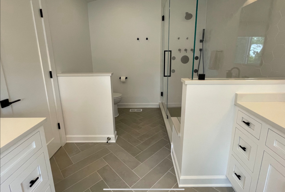 Example of a transitional bathroom design in Chicago