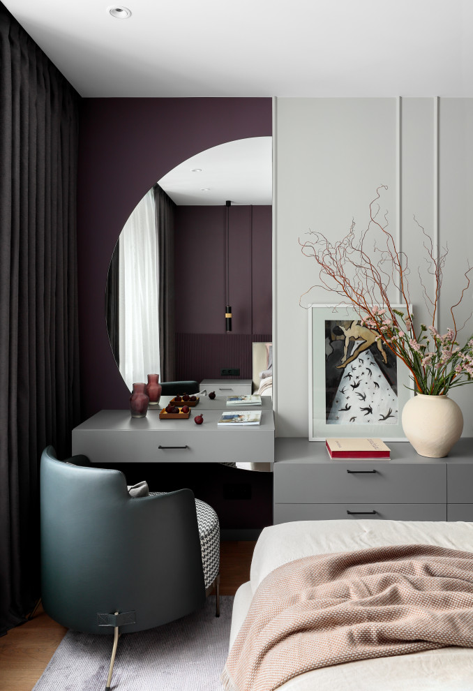 Ispirazione per una camera da letto design di medie dimensioni con pareti viola, pavimento in legno massello medio e pavimento marrone