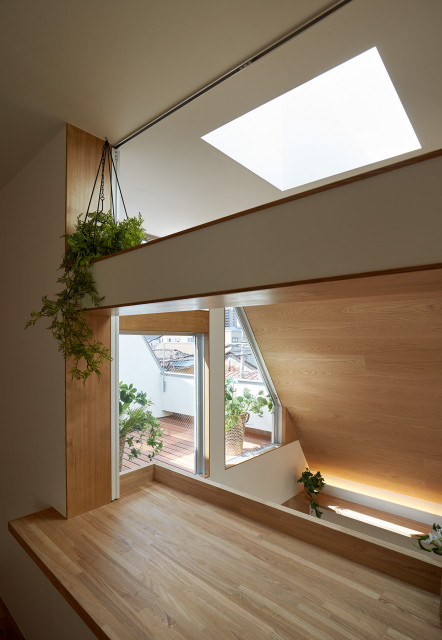高さ規制を活かして光を取り込む-東向島の家 minimalistisch