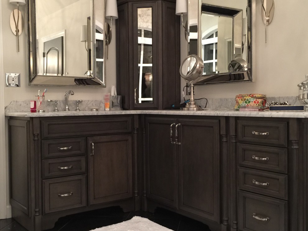 Inspiration for a transitional bathroom remodel in Chicago