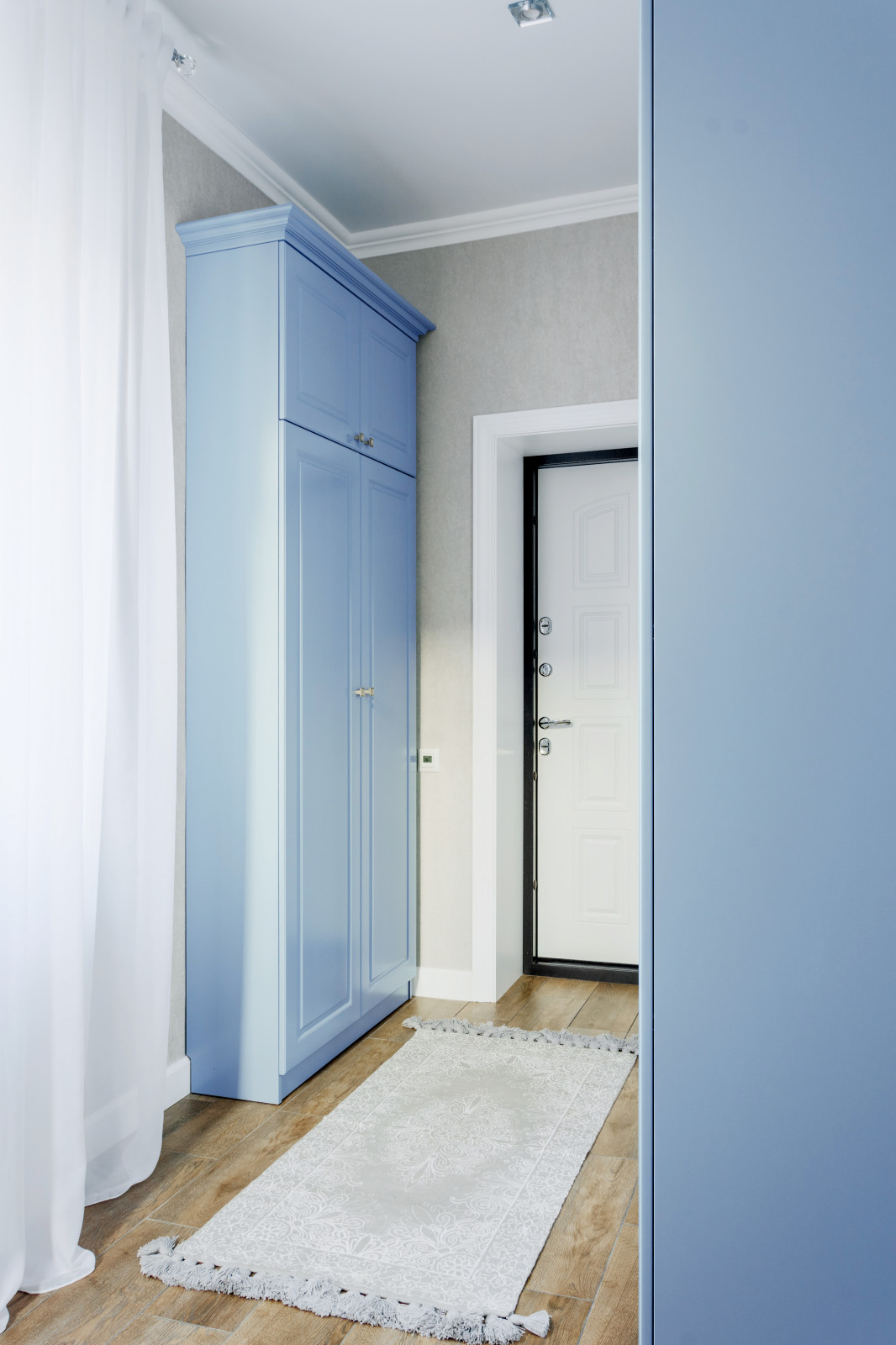 Кухня и прихожая в частном доме в Пензе