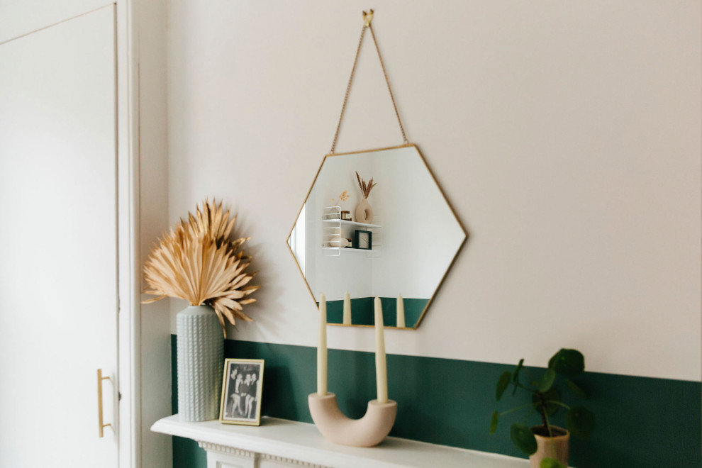 Idée de décoration pour une petite chambre tradition avec un mur vert et un sol beige.