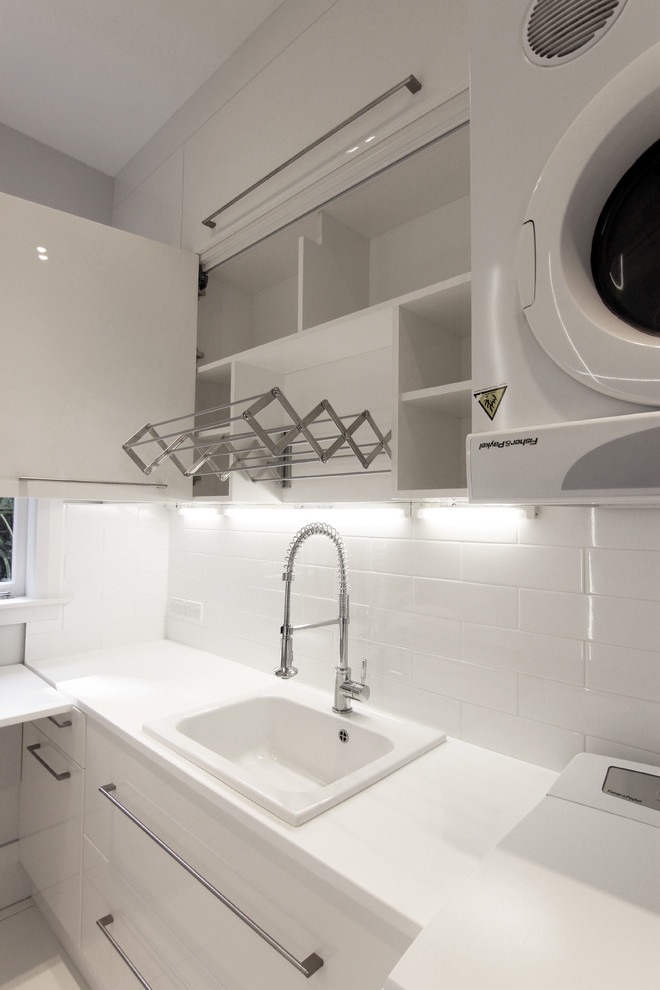 This is an example of a contemporary laundry room in Auckland.