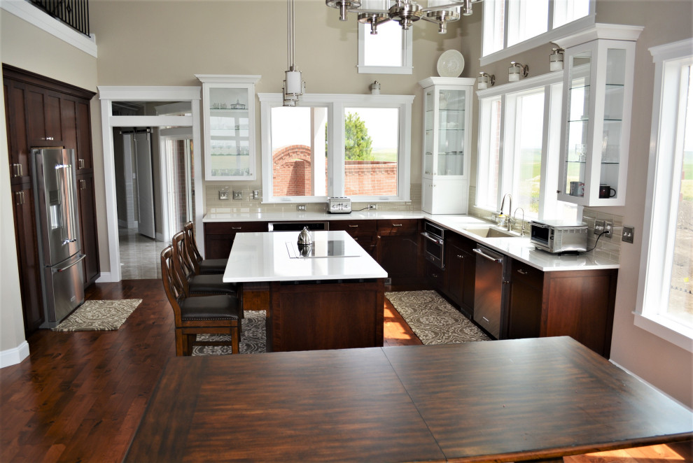 Example of a transitional home design design in Seattle