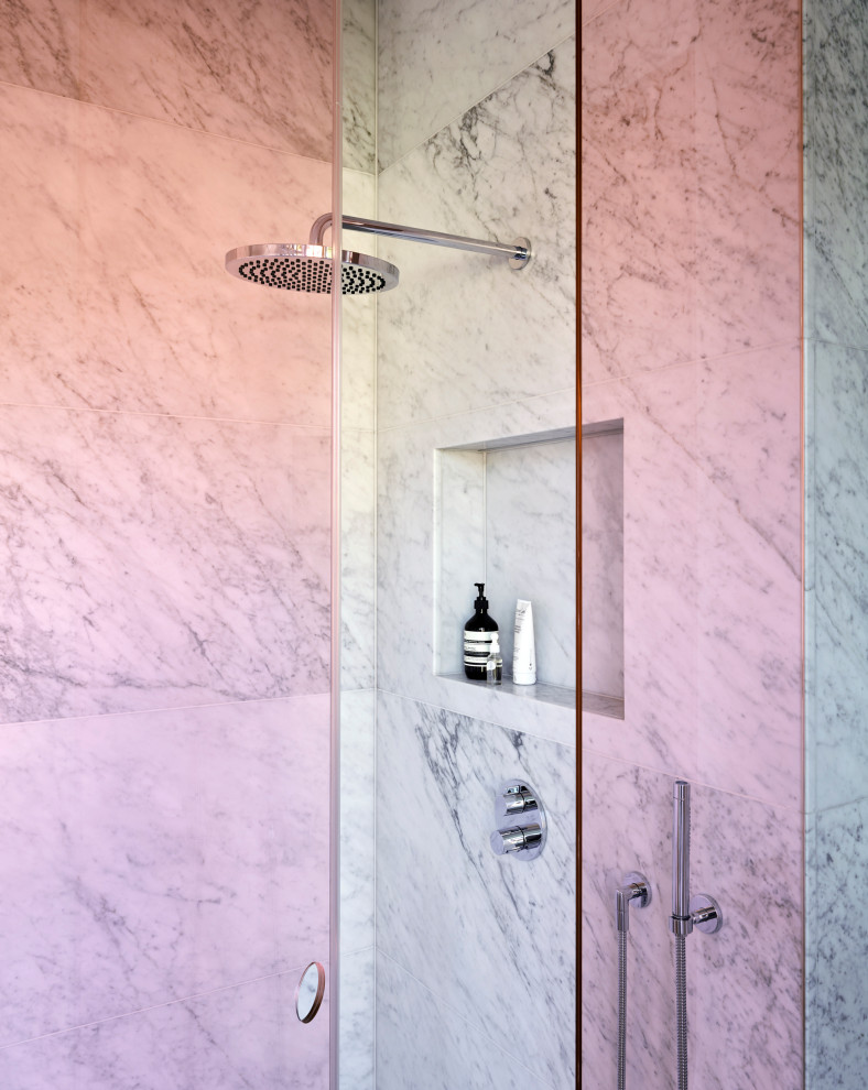 Inspiration för mellanstora moderna grått en-suite badrum, med ett fristående badkar, en kantlös dusch, en toalettstol med separat cisternkåpa, marmorkakel, grå väggar, marmorgolv, ett konsol handfat, marmorbänkskiva, grått golv och dusch med gångjärnsdörr