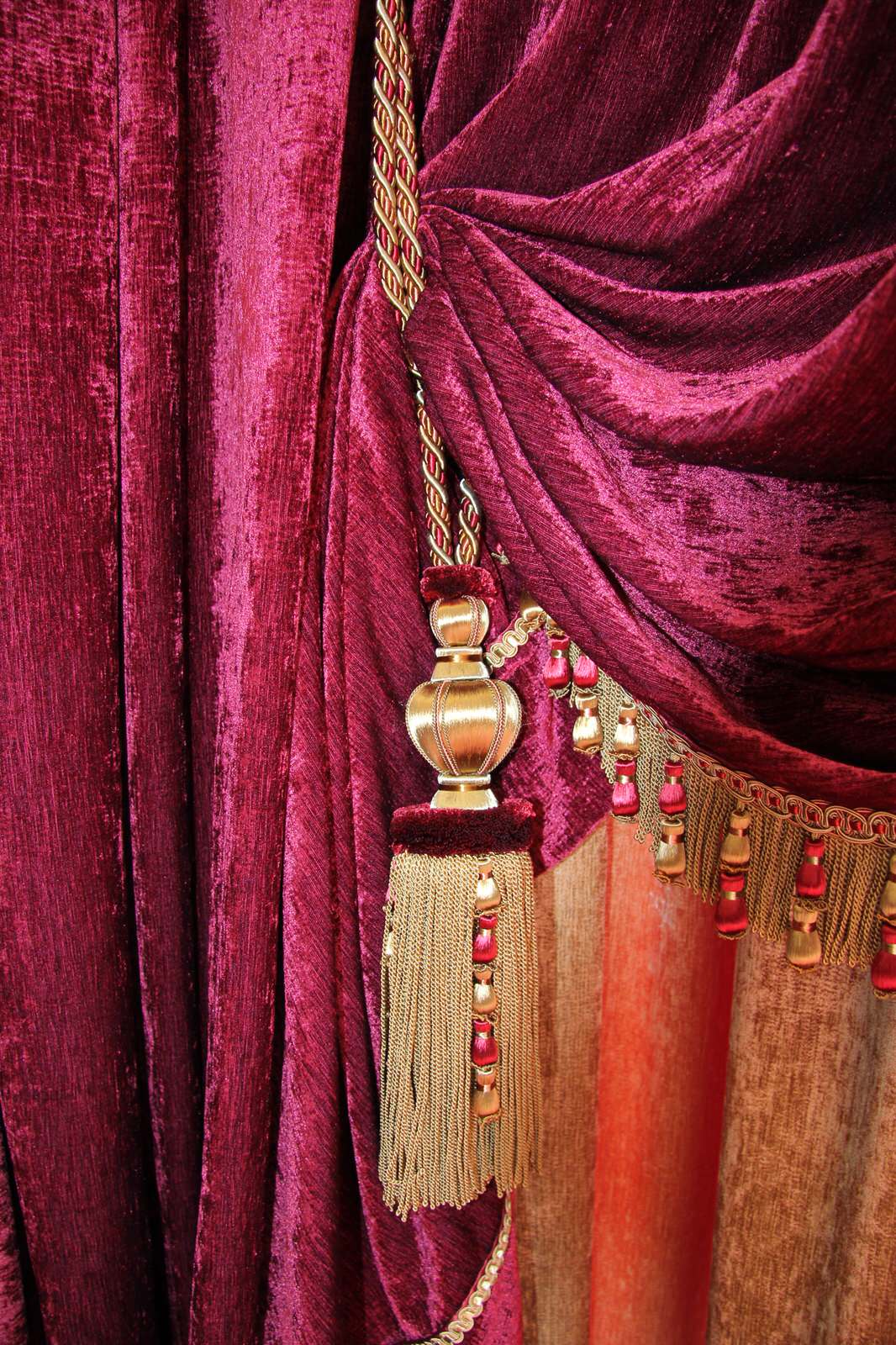 Текстильный дизайн для ювелирного дома CHAMOVSKIKH  в клубном доме "Тихвинъ"