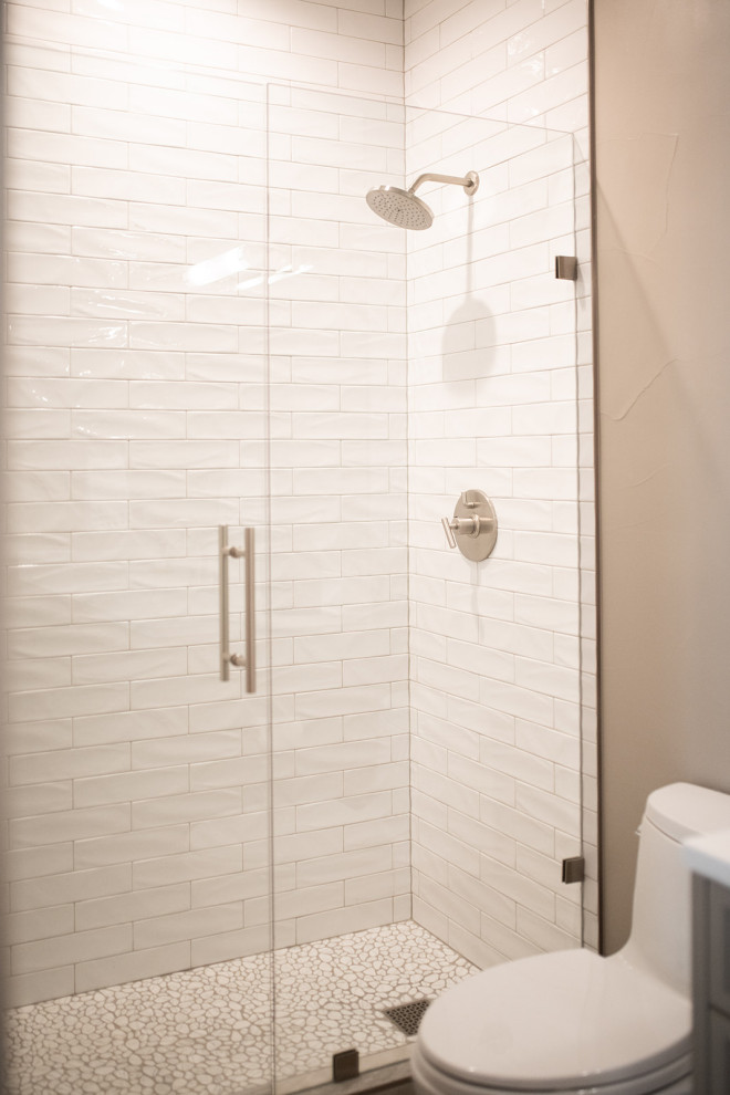 This is an example of a mid-sized contemporary 3/4 bathroom in Denver with shaker cabinets, white cabinets, an alcove shower, a one-piece toilet, beige tile, ceramic tile, beige walls, ceramic floors, an undermount sink, engineered quartz benchtops, beige floor, a hinged shower door, white benchtops, a niche, a single vanity and a built-in vanity.