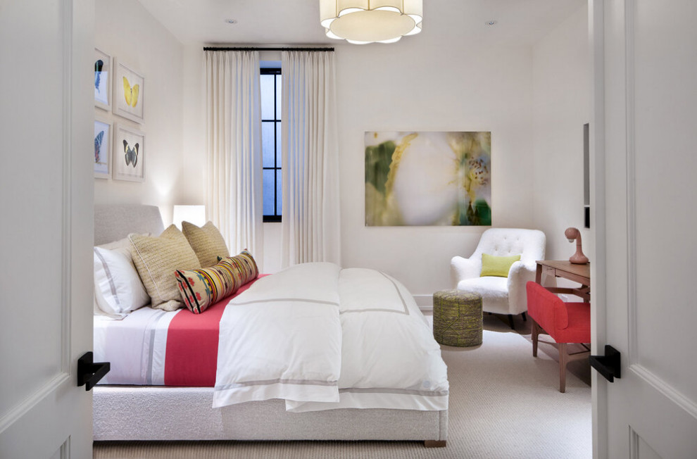 На фото: хозяйская спальня среднего размера в современном стиле с паркетным полом среднего тона без камина с