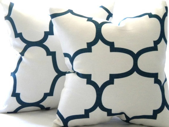 Fresh and stylish, this pillow cover features an Indigo contemporary pattern on