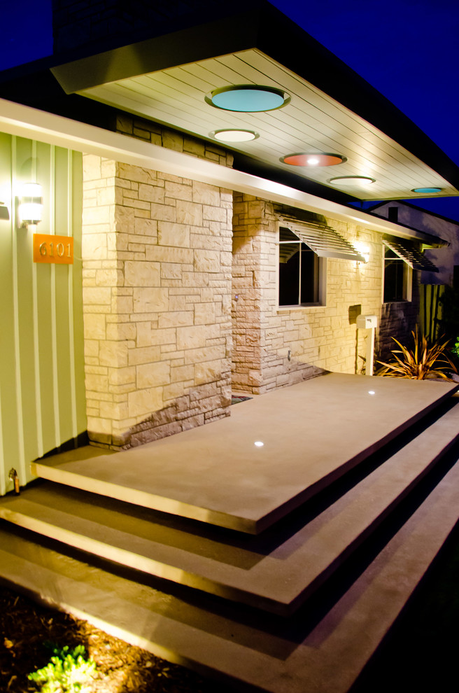 Inspiration for a midcentury exterior in Los Angeles.
