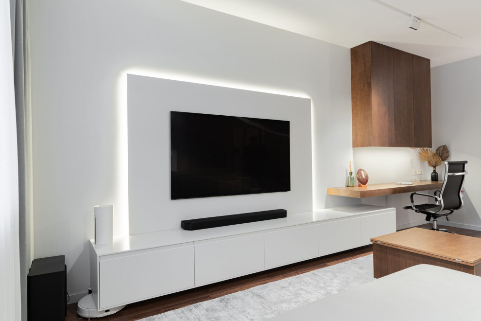 Imagen de salón con barra de bar blanco y madera actual de tamaño medio con paredes blancas y televisor colgado en la pared