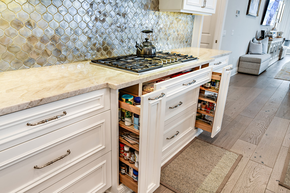 Transitional kitchen photo in Tampa