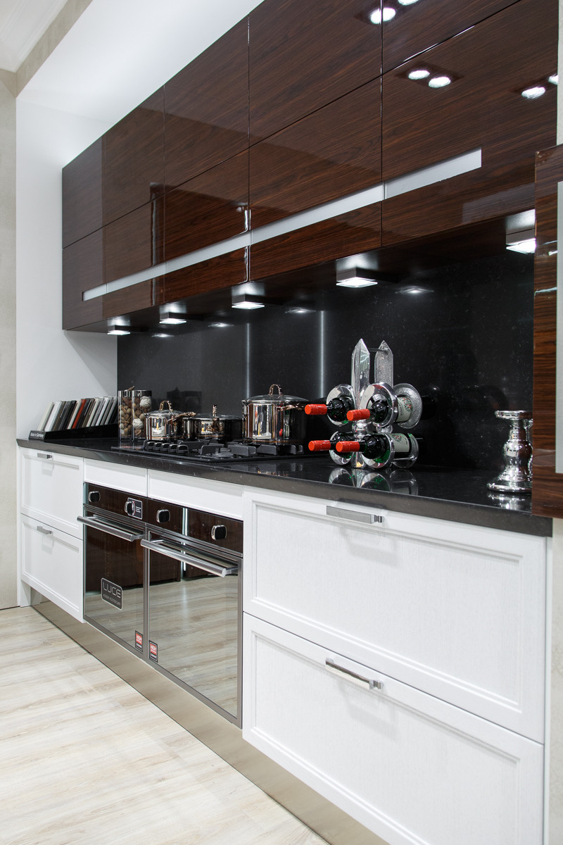 Кухня с использованием кварца двух цветов