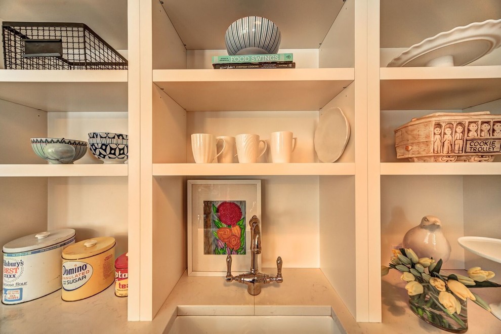 Home design - transitional home design idea in Toronto